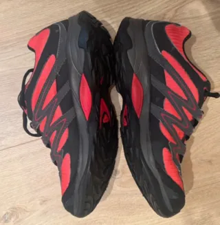 Zapatillas Salomon Trail Running Negras y Rojas