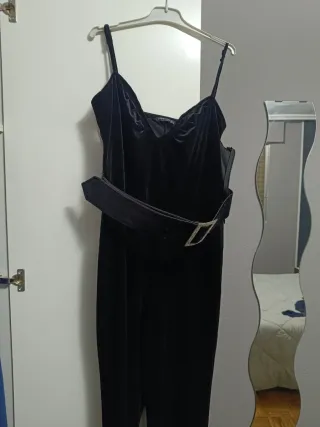 Mono terciopelo negro con cinturón