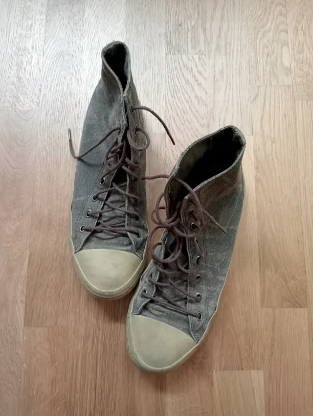 Zapatillas Converse hemp, altas y beige.