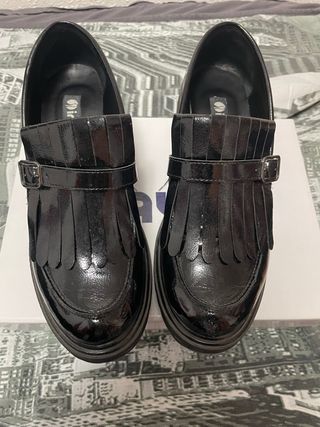 Zapatos ingleses negros charol flecos