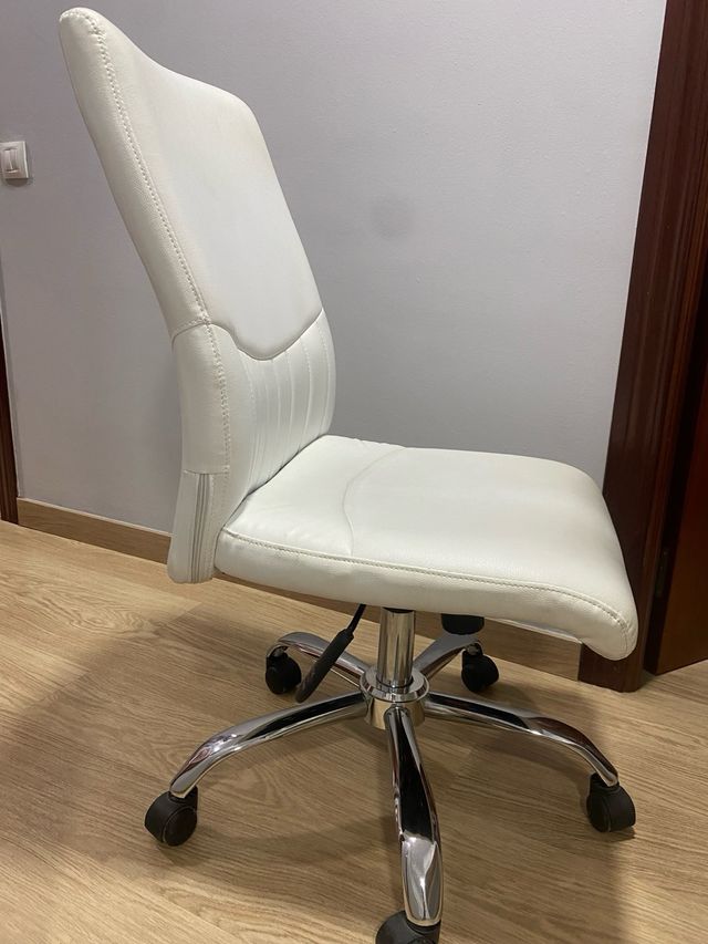 Sedia da scrivania bianca e argentata