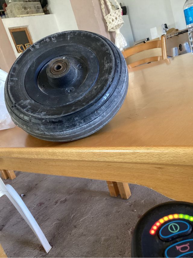 Rodas maciças de 17,5 cm de diâmetro