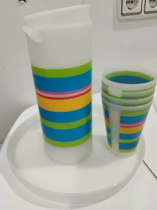 Jarra y vasos de plástico multicolor