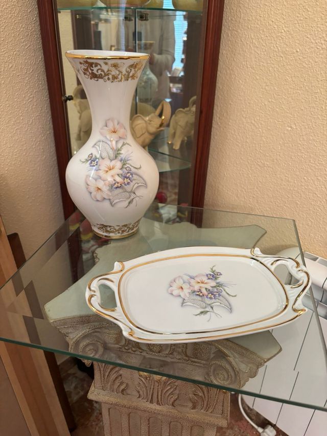 Jarrón y bandeja de porcelana dorada