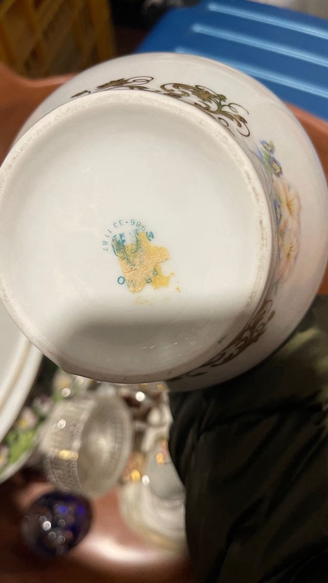 Jarrón y bandeja de porcelana dorada