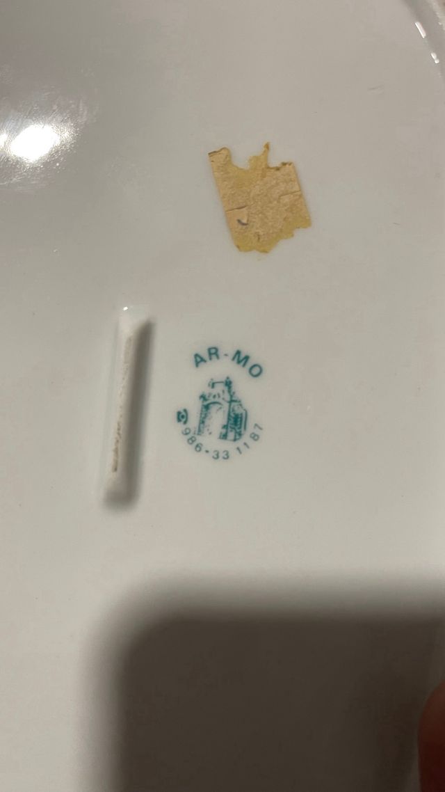 Jarrón y bandeja de porcelana dorada