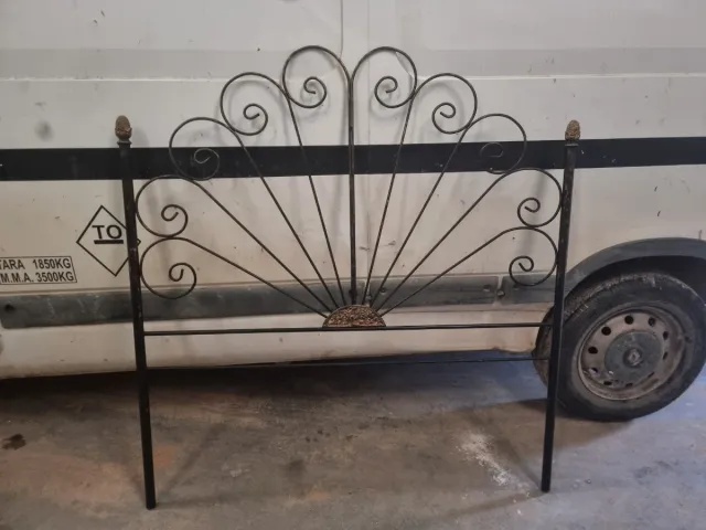 Cabecero de forja negro y dorado