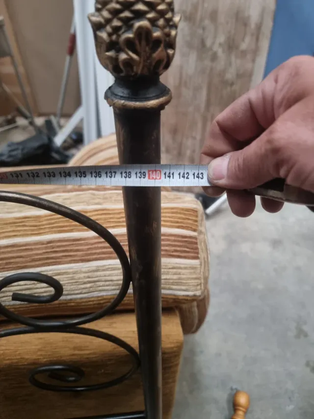 Cabecero de forja negro y dorado