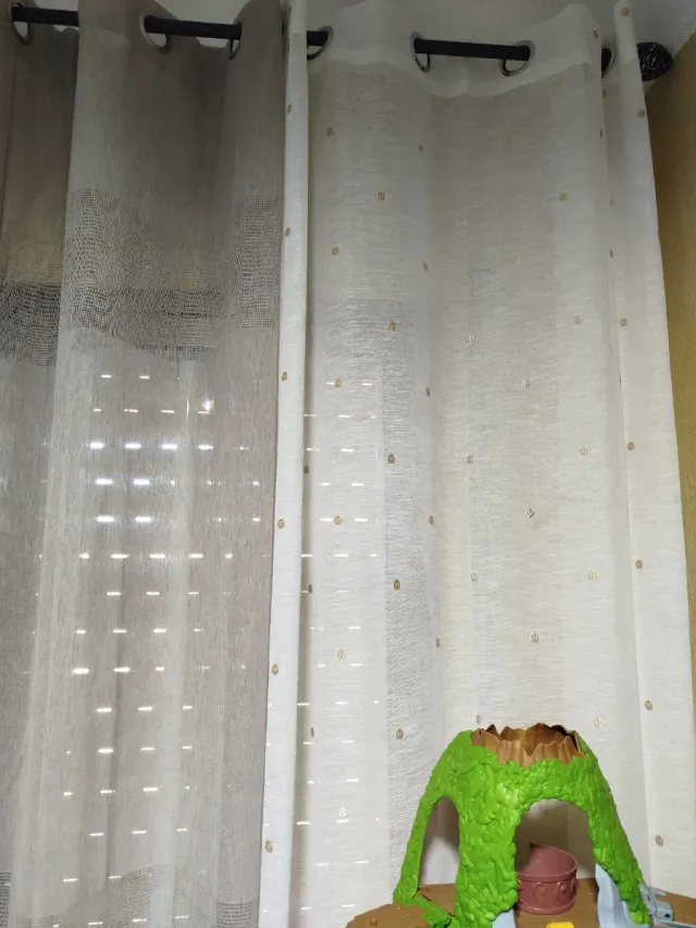 Cortinas de tela beige y blancas