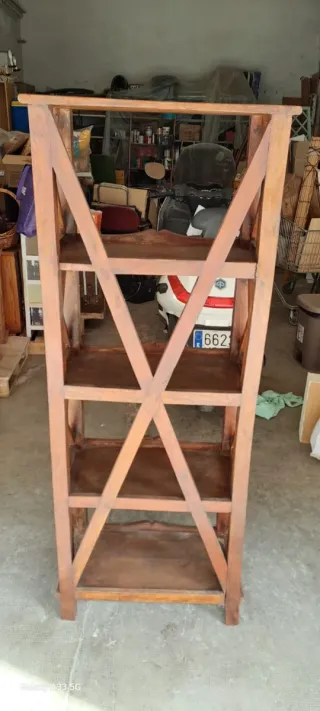 Estantería de madera maciza