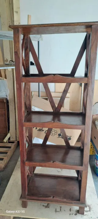 Estantería de madera maciza