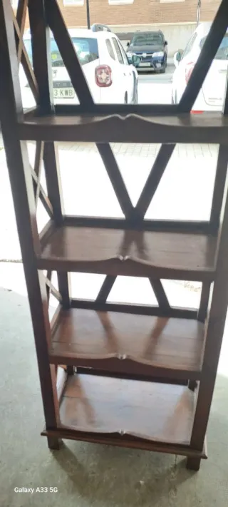 Estantería de madera maciza