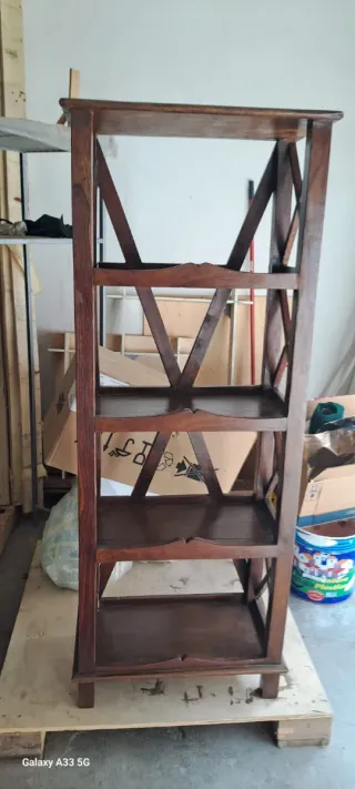 Estantería de madera maciza