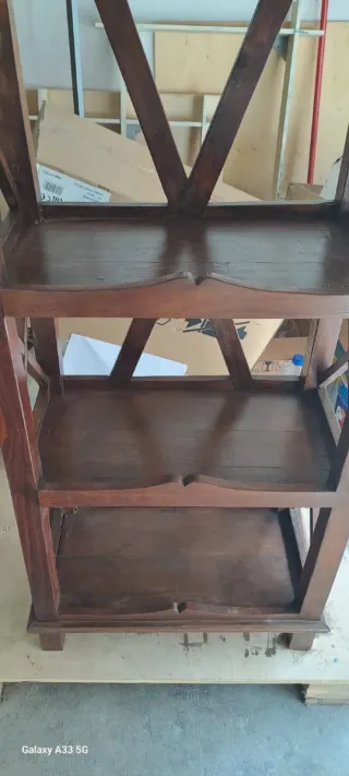 Estantería de madera maciza