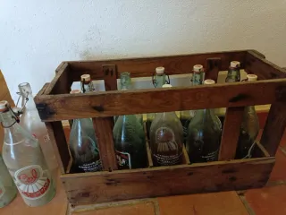 Lotto di Bottiglie Antiche con Cesto in Legno