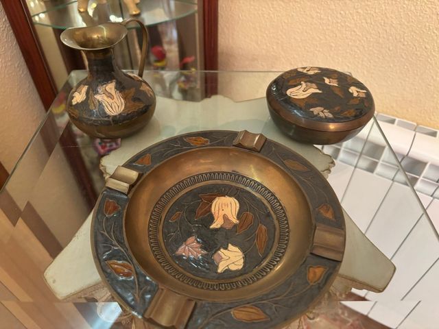 Conjunto de bronce con jarra y cenicero