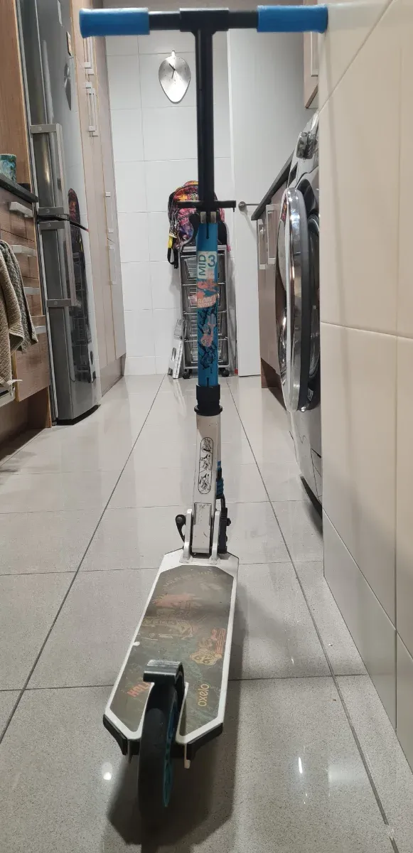 Patinete infantil blanco y azul