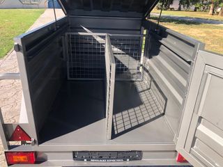 Remolque cerrado para perros