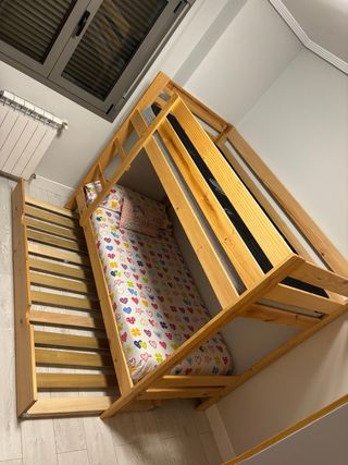 Litera triple de madera pulida