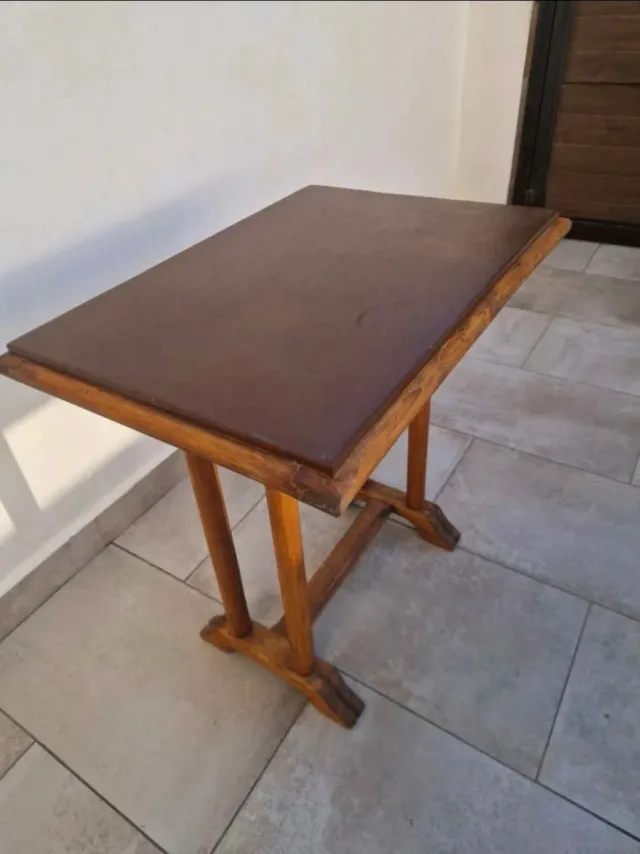 Mesa auxiliar de madera