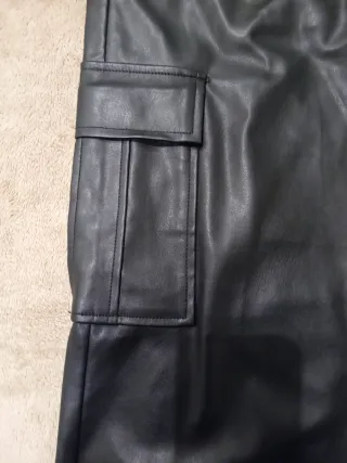 Pantalones cargo efecto piel Brownie