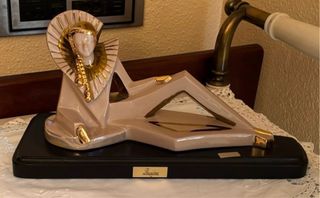 Figura Regina cerámica hecha a mano mira mi perfil