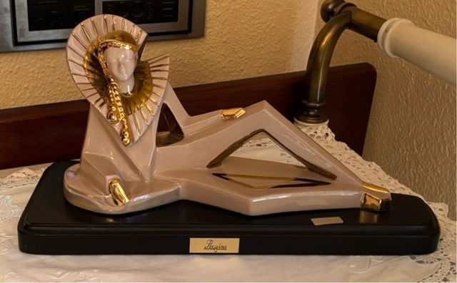 Figura Regina cerámica hecha a mano mira mi perfil