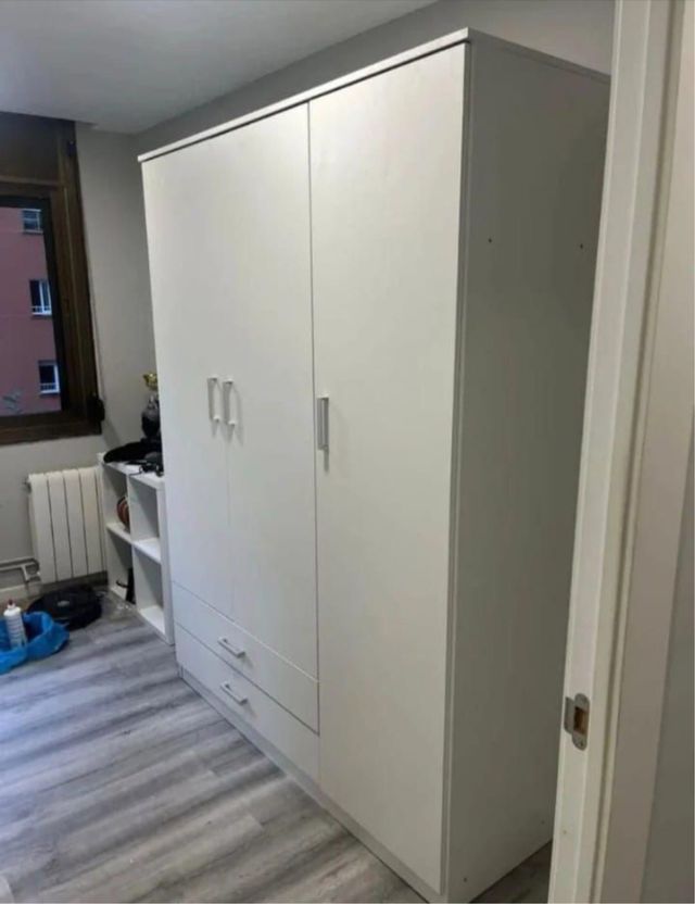 Armario blanco de madera