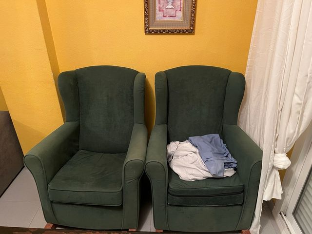 Dois sofás de tela verde