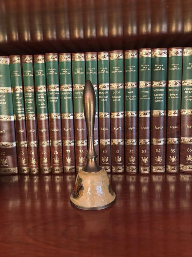 Campanilla de bronce decorada