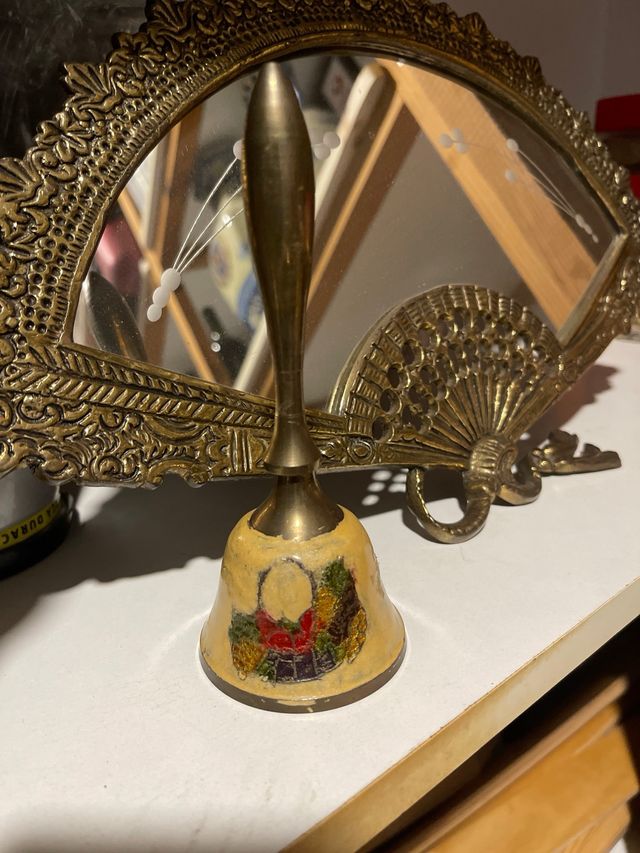 Campanilla de bronce decorada