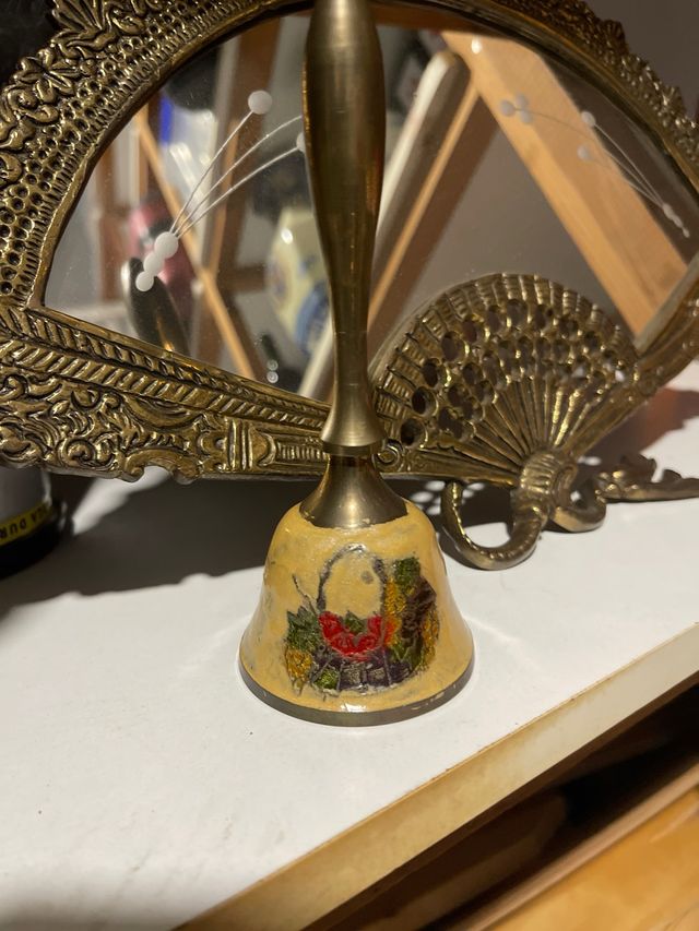 Campanilla de bronce decorada