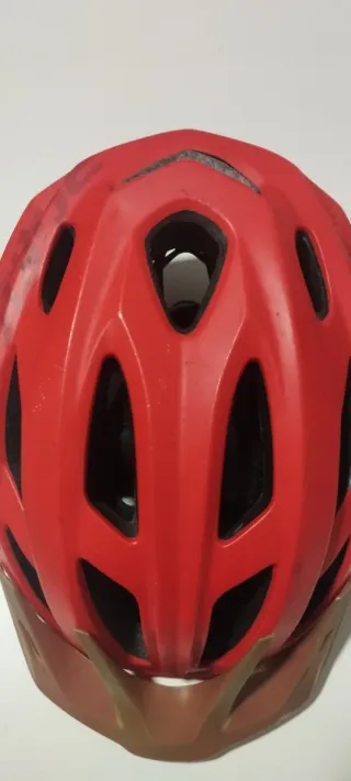 Casco de bicicleta rojo