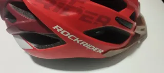 Casco de bicicleta rojo