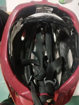 Casco de bicicleta rojo