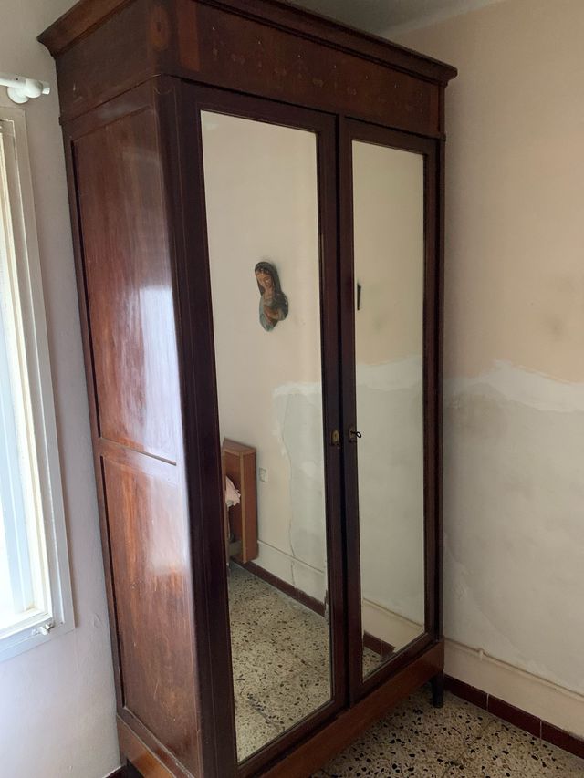 Armario antiguo de madera con espejos