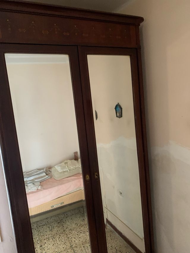 Armario antiguo de madera con espejos