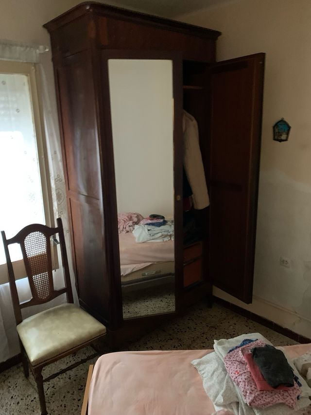 Armario antiguo de madera con espejos