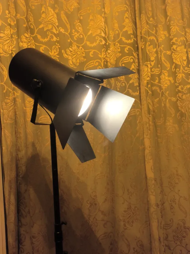 Lámpara Foco con Trípode Negro.