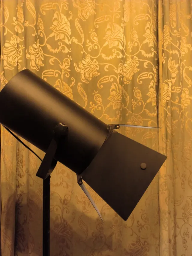 Lámpara Foco con Trípode Negro.