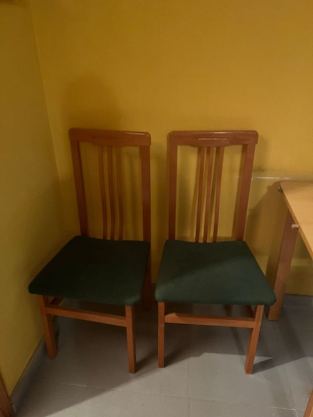 Jogo de 2 cadeiras de madeira com assento estofado