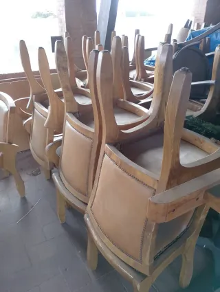 Lote de Sillas Rústicas de madera y piel,