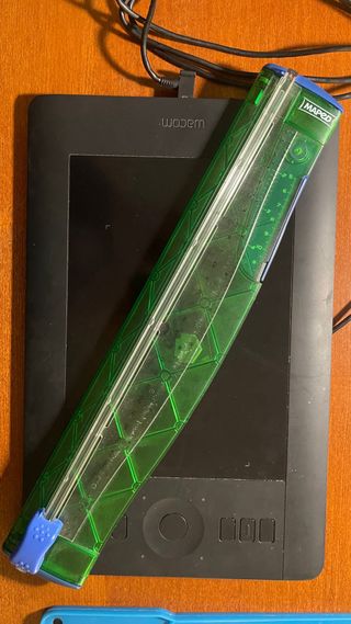 Wacom Intuos Pro Tableta Gráfica modelo PTH-451