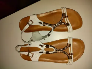 Sandalias de verano blancas y doradas