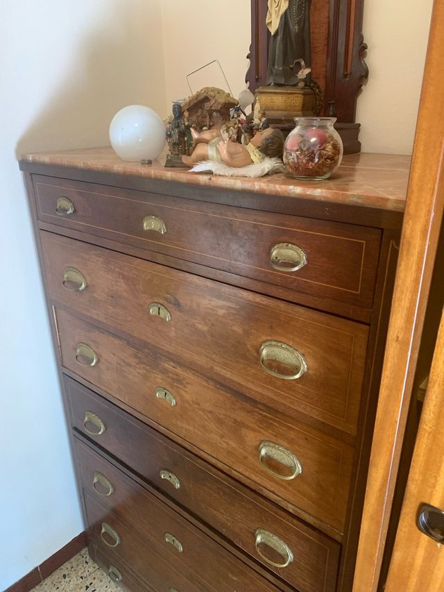 Cajonera antigua con mármol de Carrara