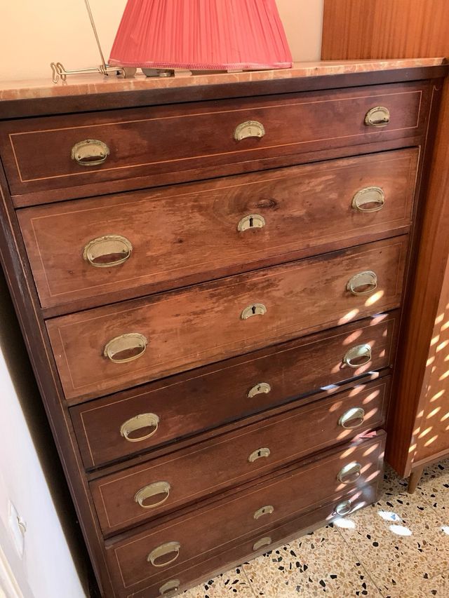 Cajonera antigua con mármol de Carrara