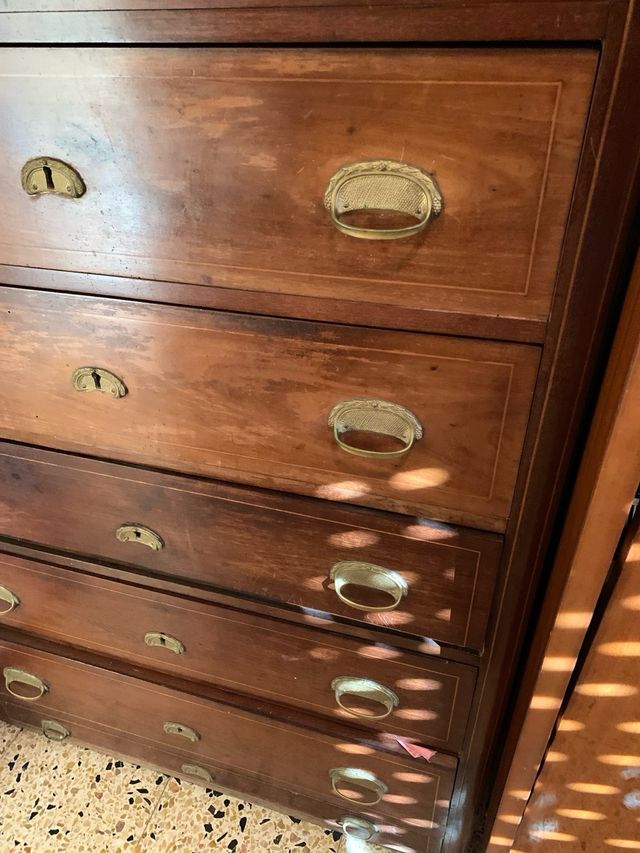 Cajonera antigua con mármol de Carrara