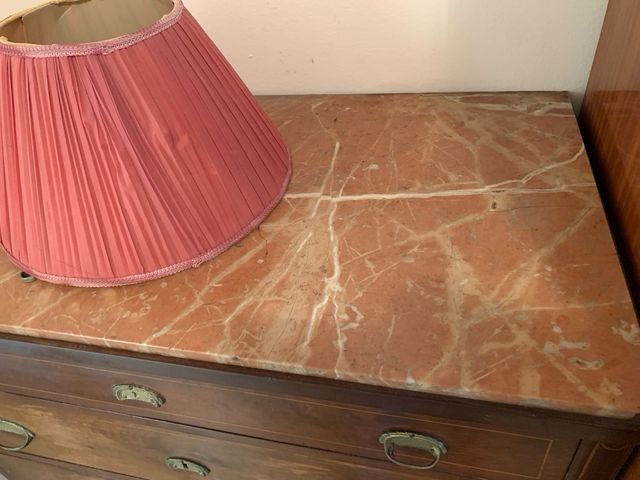 Cajonera antigua con mármol de Carrara