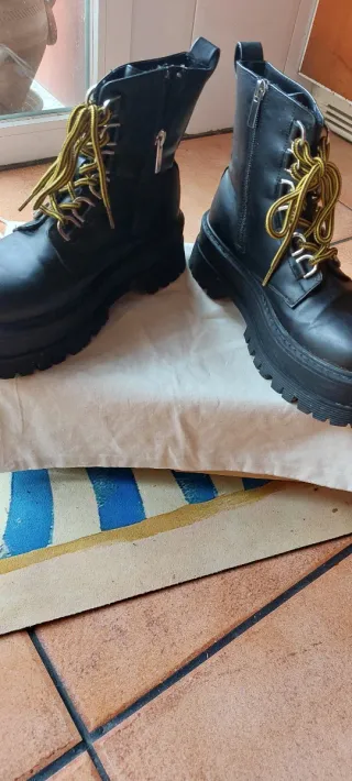 Botas militares negras con cordones amarillos