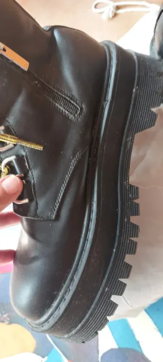 Botas militares negras con cordones amarillos